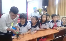 Phụ huynh theo dõi con đi học bằng xe buýt