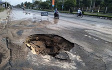 Hố 'tử thần' bất ngờ xuất hiện, hàng trăm hộ dân Bến Tre bị cúp nước