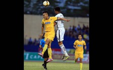 Trợ lý trọng tài mắc sai lầm lớn trên sân Thanh Hóa