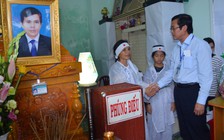 Thứ trưởng Bộ GD-ĐT viếng giám thị đột tử tại Cà Mau