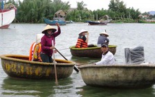 Chịu không nổi vì tiếng loa trên hàng trăm thuyền thúng