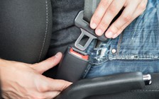Sẽ buộc trang bị dây an toàn đối với ghế ngồi trên ô tô chở người