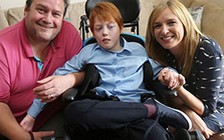 Cậu bé mắc bệnh hiếm đến bác sĩ cũng... bó tay!