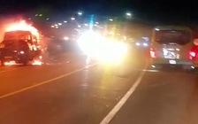 Xe tải cháy trơ khung trên đường dẫn vào hầm Hải Vân