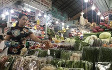 Mùi tháng chạp, mùi chợ Bến Thành khi Việt kiều như muốn 'ôm cái chợ' về bển