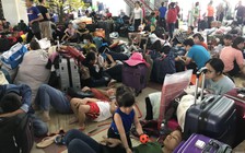 Sân bay, nhà ga 'ngộp thở' vào cao điểm