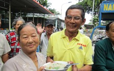 Hai vợ chồng cặm cụi nấu bữa sáng cho bệnh nhân nghèo