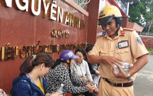 CSGT phát nước cho thí sinh và phụ huynh
