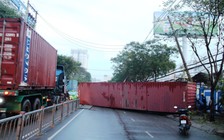 Thùng container lại rớt xuống đường, CSGT nói chưa có quy định xử phạt