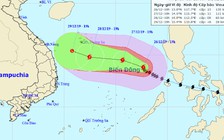 Bão số 8 gây gió mạnh, sóng lớn giữa Biển Đông