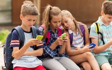 Trẻ em ở Anh sớm sở hữu điện thoại thông minh