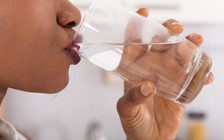 Điều gì xảy ra khi bạn uống nước lúc bụng đói vào buổi sáng?