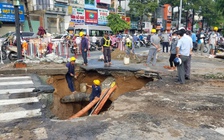 TP.HCM: Xuất hiện “hố tử thần” khủng sau trận mưa lớn