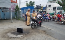 TP.HCM: Nâng xe tải giải cứu người phụ nữ kẹt dưới gầm