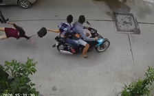 TP.HCM: Bắt 2 nghi phạm giật túi xách khiến một phụ nữ té xuống đường