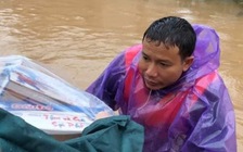 Trưởng thôn xuyên lũ giúp dân: 'Nếu có cái thuyền nữa thì tốt cho xóm nhà em'