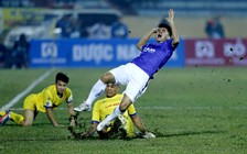 ‘Chăm sóc’ sân Thiên Trường theo kiểu lạ?