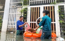 Dầm mình trong nước lũ để cứu người và sửa xe miễn phí