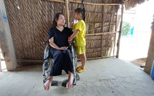 Người mẹ trẻ đơn thân bị liệt hai chân với gia cảnh khốn khó