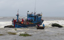 Đầu tư hàng trăm tỉ nạo vét, thông luồng cửa biển, nhiều tàu cá vẫn bị nạn