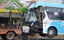 Xe khách giường nằm nát đầu sau cú húc vào đuôi xe tải