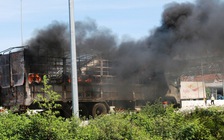 Xe tải chở hàng hóa bốc cháy dữ dội trên QL1A