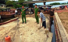 Bắt giữ 5 tàu hút cát trái phép trên sông Thu Bồn