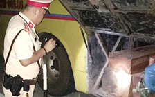 Xe giường nằm chở gỗ lậu bị kiểm tra, nhà xe 'đút lót' 10 triệu đồng