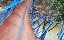 Tìm thấy thi thể học sinh lớp 4 rơi xuống sông trong vụ đứt mố cầu treo