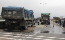 Xe tải húc đuôi xe thu gom rác, một công nhân tử vong