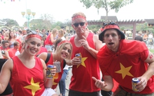 Khách Tây ở Hội An làm 'nóng bừng' bữa tiệc bóng đá U.23 Việt Nam