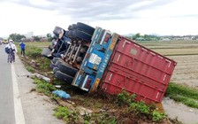 Tông nát ba cột mốc, xe container lật nghiêng dưới ruộng lúa