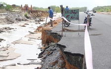 Mưa lịch sử làm đường nối cao tốc bị vỡ ra, nhiều ngôi mộ bị cuốn trôi