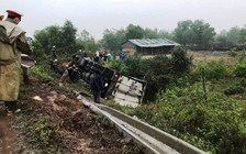 Xe tải đâm gãy taluy QL1 rồi lật nghiêng, 1 người chết, 2 người bị thương
