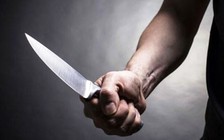 Đang điều trị vết thương tại trạm y tế, bị bạn nhậu xông vào đâm tử vong