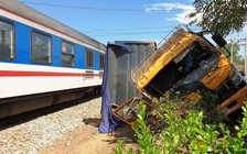 Tàu hỏa tông xe tải, tài xế văng xa 5 mét, tử vong