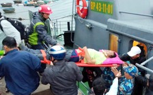 Vượt sóng lớn đưa người dân bị tai biến từ đảo Cù Lao Chàm vào đất liền