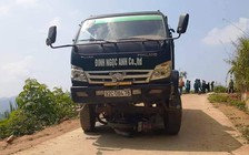 Xe máy va chạm xe tải đang đổ dốc, 2 người tử vong, 1 người nguy kịch