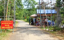 Không đeo khẩu trang còn lấy mũ bảo hiểm đánh cán bộ chốt kiểm dịch Covid-19