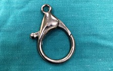 Chơi ngậm móc khóa xe, bé trai 5 tuổi vô tình nuốt vào thực quản