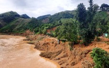 Quảng Nam: Bị nước lũ cuốn trôi khi băng qua sông trở về nhà