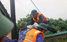 Dỡ từng viên ngói, băng qua “cơn hồng thủy” lịch sử Quảng Bình cứu dân mắc kẹt