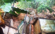 Quảng Nam: Sau tiếng nổ lớn, đất đá tràn xuống gây hư hỏng nhiều nhà dân
