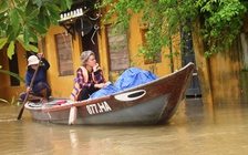 Hơn 1 tháng phố cổ Hội An 9 lần chìm trong biển nước do lũ dồn dập