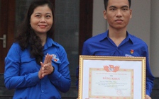 Tặng bằng khen cho ‘anh hùng’ lao ra sóng dữ cứu sống 3 học sinh