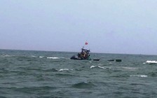 Quảng Nam: Tàu chìm ở Cửa Lở, 10 ngư dân thoát nạn