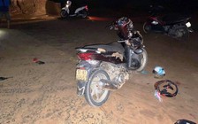 Quảng Nam: Tông vào đống cát giữa đường, 2 mẹ con tử vong