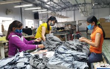 Công nhân ‘thắt lưng buộc bụng’ giữa ‘bão giá’: Đau ốm thì phải vay; chờ tăng ca