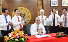 Chủ tịch nước Nguyễn Xuân Phúc dâng hương khu lưu niệm nhà cách mạng Võ Chí Công