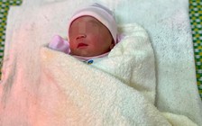 Người mẹ bỏ rơi bé sơ sinh kèm thư ‘tôi mới 17 tuổi…’ đã đến nhận con